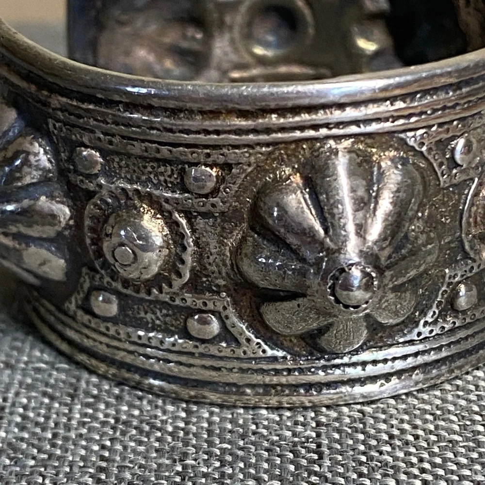 Antique Repousee Silver Bracelet (61.6 grams) - Picture 6 of 14